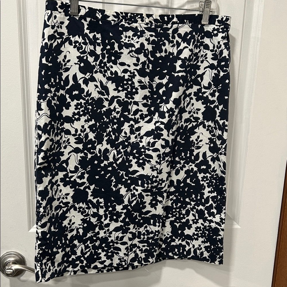 Old Navy Monochrome Floral Pencil Skirt